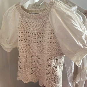 Stickad t-shirt  - En vit-beige stickad kortärmad tröja från Zara. Skicket mycket bra trots att jag använt den, men det är fåtal gånger.  Den har tappat två pärlor på knappen på ena ärmen men det är inget man tänker på, därav det billiga priset. 