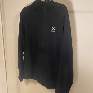 Haglös Regn/vindjacka - Har haft den i 1 år. Knappt andvänt den. Den har bara legat och dammat i garderoben. Har ingen användning av den