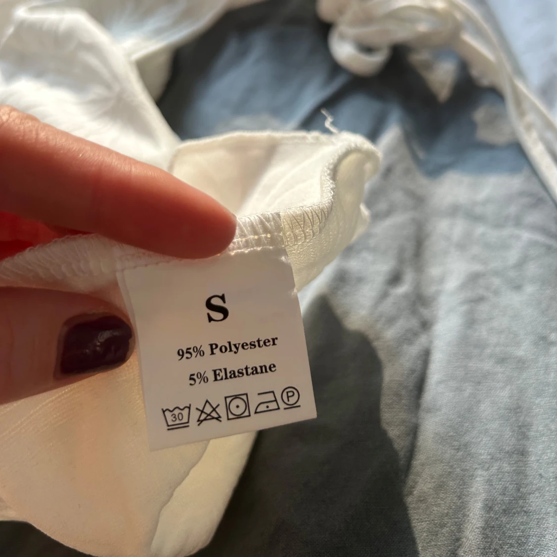 Vit halterneck topp med blommönster - 91