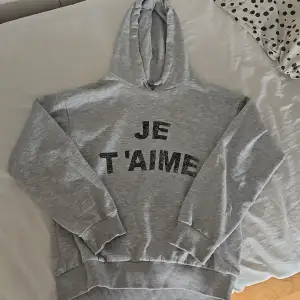 Gina Tricot hoodie som tyvärr inte säljs i butik längre. Säljer pågrund av att jag inte använder längre.