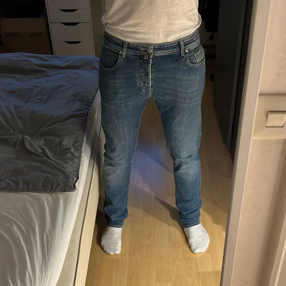 | Tvär feta och ovanliga Jacob Cohen jeans i nyskick | | Modellen är 187 cm, 83 kg. |  | Byxorna är 1 av endast 620 par som finns! | | Nypris ligger på 9000kr, Scarfen medförljer | | Vid intresse är det bara att skriva i Dm 😁⭐️| . Jeans & Byxor.