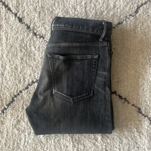 John Elliot jeans  - Ett par helt galna John Elliot jeans! | Svin snygga och unika slitningar | Storlek 30 | Slim-straight passform | Grymt bra skick, dock lagning längst ner på ena benet (kan skicka bild privat). Svarar gärna på era frågor och funderingar!