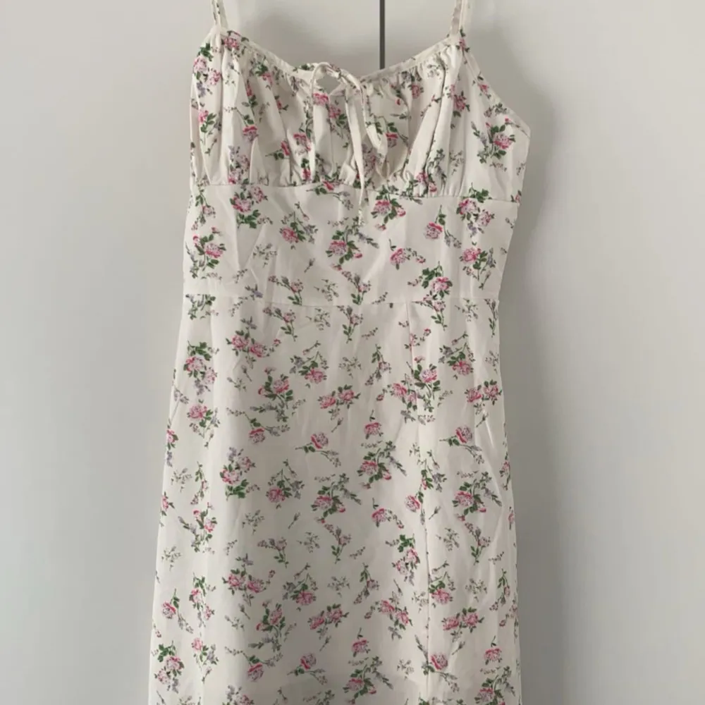 En fin sommarklänning från shein, använd en gång💕. Mekot.