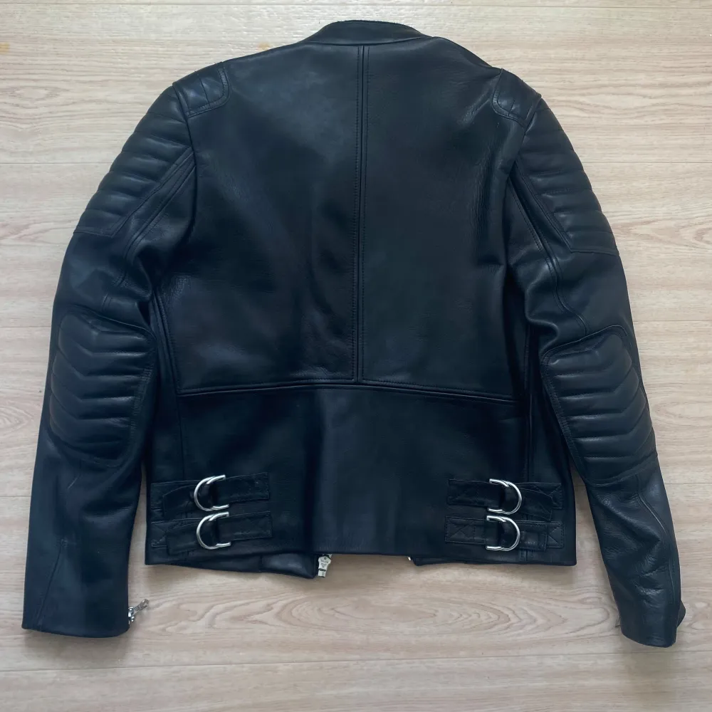 Beautiful leather jacket from Acne Studios. Smooth leather and nice cropped fit. Excellent condition. Tagged size S, fits S-M.. Jackor.