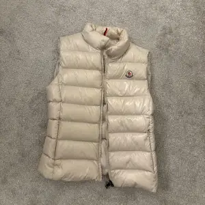 Moncler väst storlek 0 bra skick 