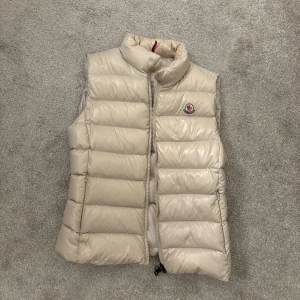 Moncler väst  - Moncler väst storlek 0 bra skick 