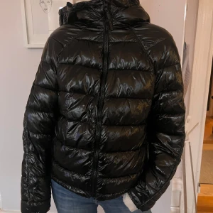 Jacka zara  - Svart, glansig jacka från Zara. Jättesnygg men är lite för kort för mig!! Hon på bilden är typ 167. 