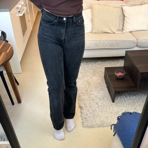Svarta jeans  - Svarta jeans ifrån Weekday i storlek 27/34 modell Rowe. Säljer pga för små. Är 177 lång och de är perfekta i längden. Nypris 590kr
