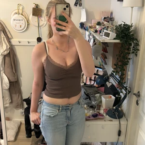 2 pack av spets linne - Två finns lite croppad spets linnen, andvänd 2 gånger