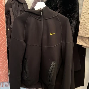 NOCTA TECH FLEECE - En fet Nocta x Nike kolllab där de har gjort en tech fleece tillsammans!