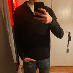 Tommy hilfiger 1/4 zip  - Säljer denna snygga Tommy hildiger half zip då den inte kommer till någon användning. Kolla gärna profilen för paket pris😊 DM för frågor 🔥💯