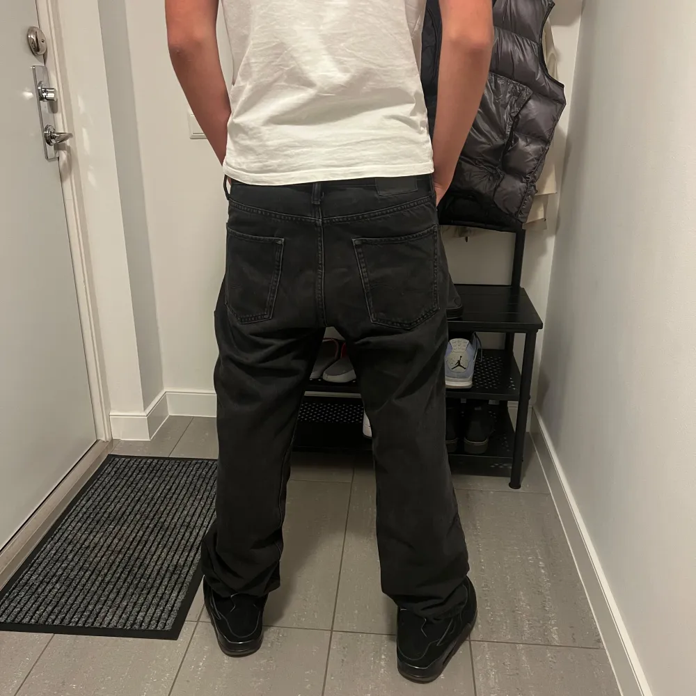 Jack n jones jeans i modellen Loose/Eddie. Väldigt sköna och bra att styla. säljer på grund av att det inte är min stil längre. Personen i bilden är runt 184. Farkut & Housut.