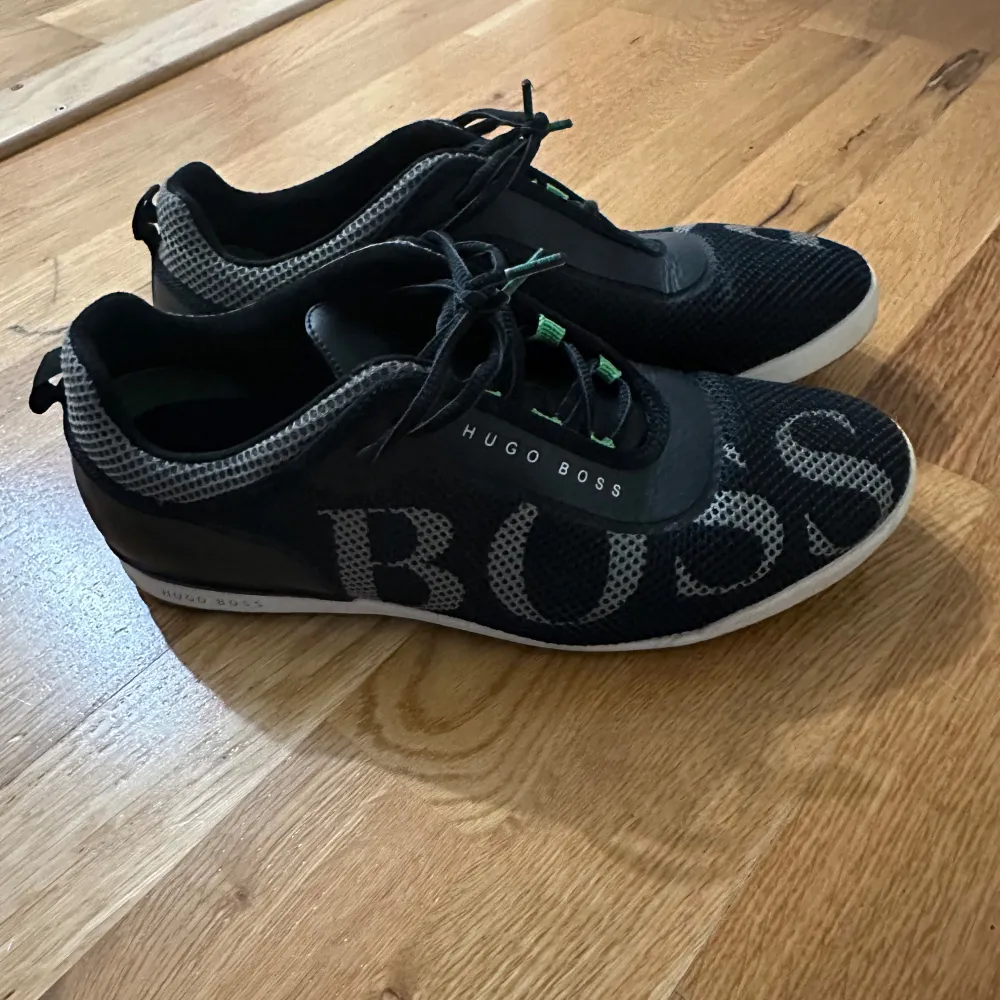 Säljer ett par Hugo Boss skor i storlek 41, ganska bra skick skriv om du är intresserad pris kan även diskuteras.. Skor.