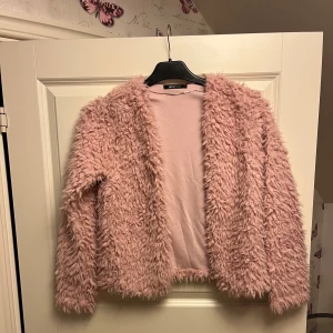 Fluffjacka/kofta - Superfin jacka/kofta i en fin rosa färg, den är i stl S och köpt på Gina tricot. Verkligen superskönt material och håller värmen bra💕💕