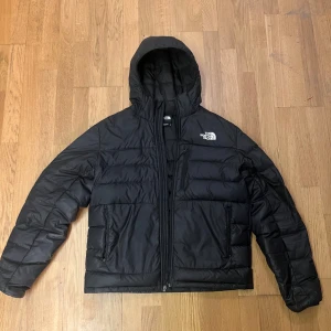  The North face 550 - North face vinterjacka model 550 Är i bra skick 8/10 då den inte har några skador.  Priset kan diskuteras vid snabb affär!