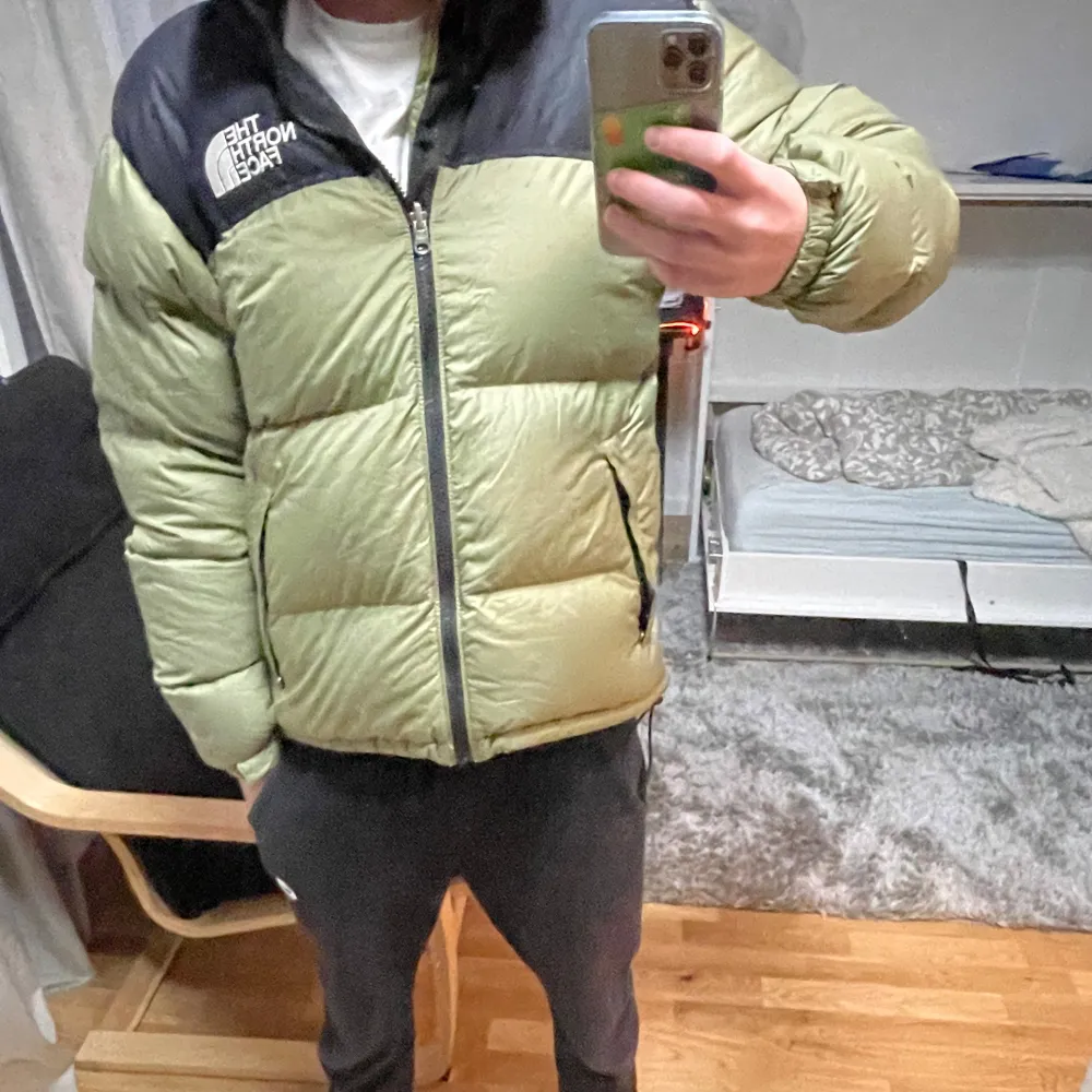 Hej, säljer nu min north face dunjacka i olivgrön färg i storlek xs. Den är i jättebra skick bara ett litet märke på ena armen som inte syns. Priset är ej hugget i sten, mvh herkus. Jackor.