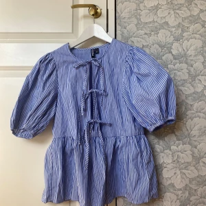 Super gullig randig blus ✨ - Säljer min så härliga och unika blus som jag köpte i Köpenhamn / Danmark för den är tyvärr inte min stil längre så kommer ej till användning🥰 super skönt material 