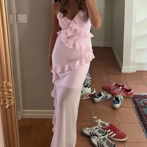 Långklänning  - Säljer denna populära volang långklänning från vero moda! Den har även slits! Använd 2 gånger Ordinarie pris 799kr