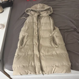 Zara väst - En beige Zara väst som knappt är använd, bra skick. Storlek S, lång modell 