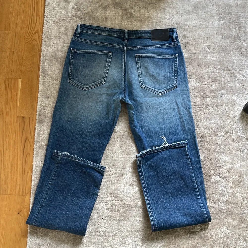 Straight leg/bootcut som är W32,L34, alltså för långa för mig därför säljer jag dem. Två väldigt små svarta märken på höger lår på första bilden som däremot inte sticker ut, utöver det super kattiga byxor. Jeans & Byxor.