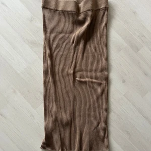 Kjol - Stickad kjol med slits nertill! Perfekt till hösten!!🍂