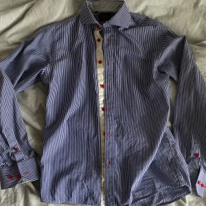 Skjorta - Jättefin skjorta i fint material och kvalité. Inga som helst defekter. Hör av dig ifall du har frågor🫶