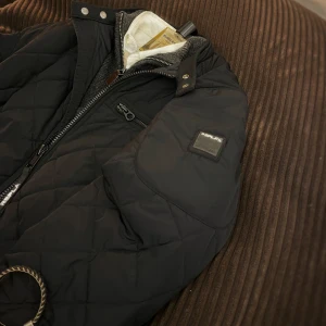 Svart Jacka från Replay - Nypris: 2000kr Säljer en snygg svart quiltad jacka från Replay i storlek M. Perfekt för höst och vår när du vill hålla stilen och värmen. Den är i nyskick, förutom texten som tappat färg (Bild 5) Skick: 7/10 Skriv vid minsta lilla fråga🤗