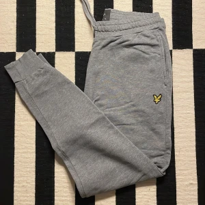 Grå mjukisbyxor från Lyle & Scott - Säljer ett par grå mjukisbyxor från Lyle & Scott. De är superbekväma med en normal passform. Perfekta för en chill dag hemma. Nypris: 800kr
