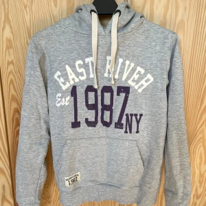 Grå hoodie - Fint skick! Använd ett fåtal gånger.