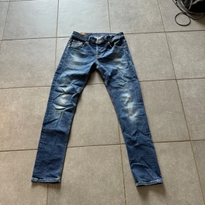 Dondup Jeans Herr - dondup jeans herr. Storlek 32 ritchie modell skinny fit. Skick 9/10 Fraktar endast Har ej kvitto, finns serienummer som bekräftar stt dom är äkta. Köpta på NK