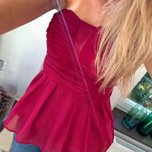 Bandeautopp 😻 - Sååå snygg vinröd bandeautopp med volang som är perfekttt till fest o middagar🙌🏻😻🥰🥂