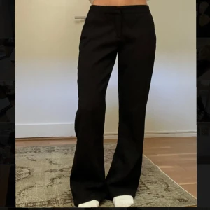 Svarta kostymbyxor  - Så snygga svarta kostymbyxor från zara i storlek xs Midjemått 34 cm Innebensläng 71 cm