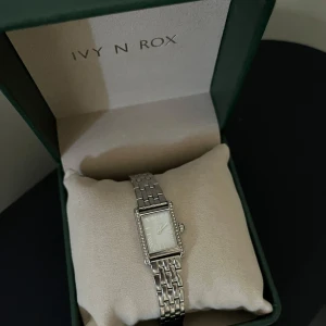 Klocka  - Säljer pga jag bytt till guld, fint skick, nypris 1298kr  ❤️pris kan diskuteras vid snabb affär 