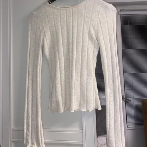 Stickad top - Helt ny & aldrig använd. Har en knytning vid ryggen . Sitter så så fint! Perfekt top nu inför hösten🌸💕