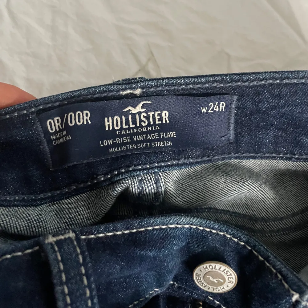 Säljer pga av att det tyvärr inte kommer till användning längre. Köpta i Paris i en hollister butik och om jag kommer ihåg rätt köptes de för runt 1000kr💗 Storlek 24 men skulle säga att det är som 32-34💗(Priset kan diskuteras). Jeans & Byxor.