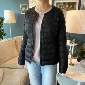 Uniqlo jacka - Perfekta höstjackan från uniqlo 🩷jag på bilden bär vanligtvis S. Nypris 800kr