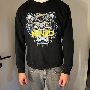 Kenzo sweatshirt  - Hej säljer nu denna kenzo tröja åt min bror🤍är använd men ett mycket fint skick inga skavanker!