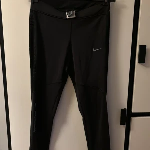 Sport leggings nike - Svarta sport leggings från Nike med nät på sidorna🖤😍