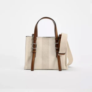 Snygg Zara väska  - Snygg Zara väska, heter Minishopper och köpte för 379kr💓finns med band som på bilden! säljer då jag inte får någon användning för den. Liknar The tote bag! skulle säga s/m storlek!