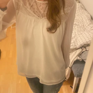 Vit blus - Fin genomskinlig blus från hm i storlek 40 aldrig använd. Skriv om du har några frågor eller funderingar 💕