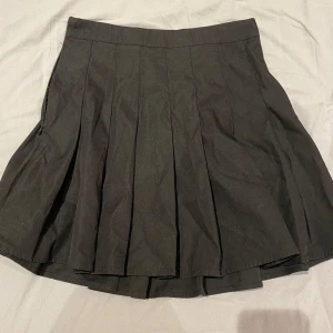 Svart Kjol - Jättefin svart kjol💕 skriv för bilder och mer info!❤️