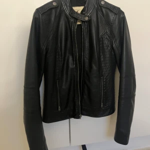 Hollister skin jacka  - En skinnjacka från hollister använd men inte några märkbara defekter, säljer pga att jag inte använder den