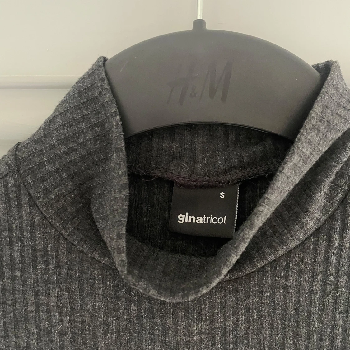 Grå ribbad klänning från Gina Tricot - 2