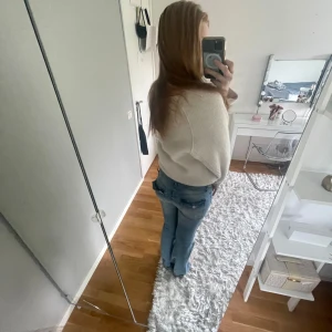 Fin vit hösttröjsa! 🎀🧸💞 - Supervarm och mysig nu till vinter och höst!  Använt väldigt få ggr och är i super fint skick! Tröjan är köpt för 400kr men säljs nu för 150kr. Finns inga hål eller liknande i tröjan.Jag är 1,73 och tröjan sitter väldigt luftigt och stort