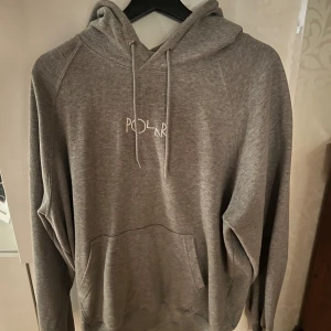Polar skate co hoodie - En grå polar hoodie i storlek M. Sitter bra och är snygg