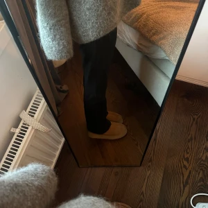 Kostymbyxor  - Utsvängda kostymbyxor från Bikbok