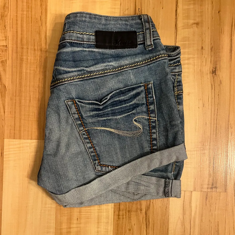 Lågmidjade shorts från House denim, storlek:W28, L32.  Köpte för 500kr, aldrig använda. Säljer då de är lite för små. Skriv för mer information 💞💕. Shorts.