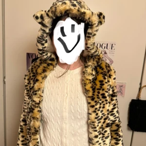 Leopardmönstrad pälsjacka från ASOS Petite - Säljer en supercool leopardmönstrad pälsjacka från ASOS Petite. Jackan är i storlek XS och har en mysig huva med öron. Perfekt för att sticka ut i mängden och hålla sig varm under hösten och vintern. Den är långärmad och har en mjuk, lyxig känsla. 🐆✨