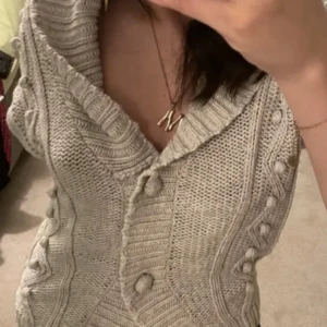 Stickad kofta  - Stickad väst/kofta i mycket bra skick, perfekt till hösten!