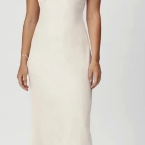 Adoore klänning - Adoore Nîmes slip dress, creme white, strl 36. Endast använd ett fåtal gånger, fint skick.